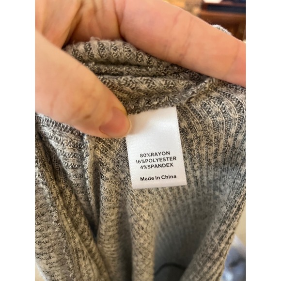 Evereve Women's Grey Ribbed V-Neck Sweater Snap Button Cuff Marled Knit- Size S - Picture 7 of 7